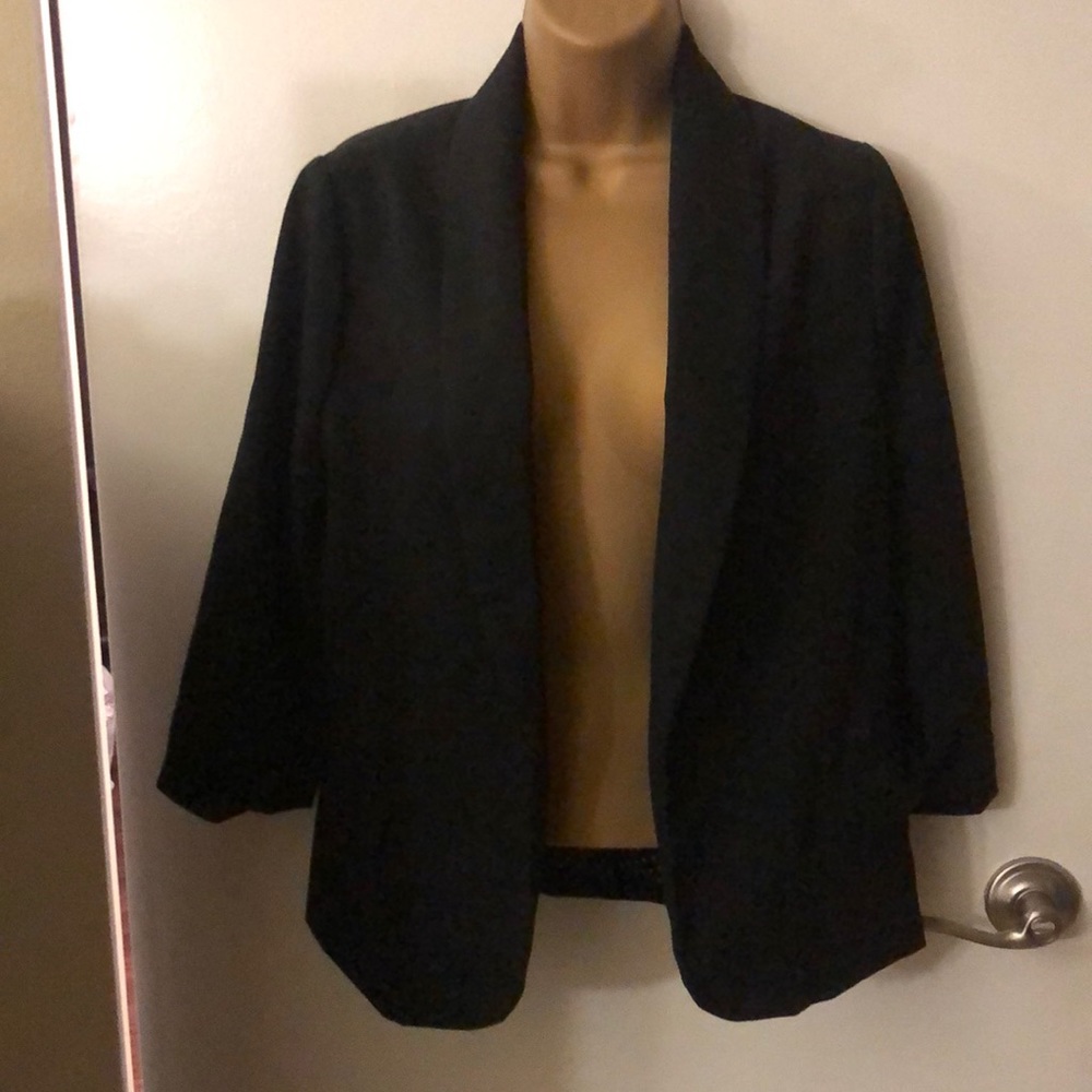 H&M black blazer with small pockets